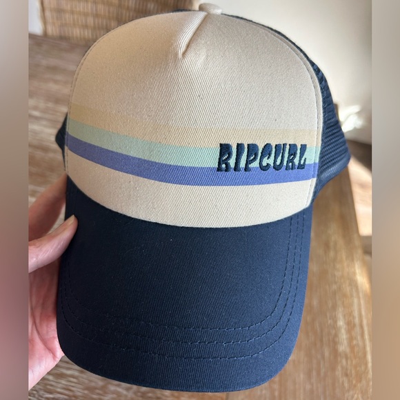 NWOT Rip Curl Women’s Trucker Hat! - Picture 3 of 8